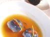           Assaggi di Teatro: ravioli di sola seppia in fumetto di pesce con ricci di mare crudi (scopri la ricetta su Roma gourmet)