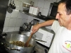 Lo chef Salvatore Commisso cucina le lumachine di vigna